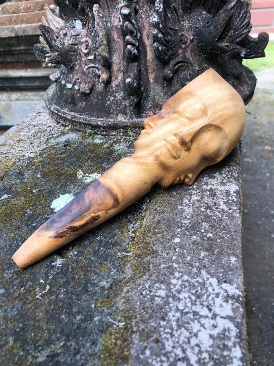 Pipa de tabaco con cara Tiki