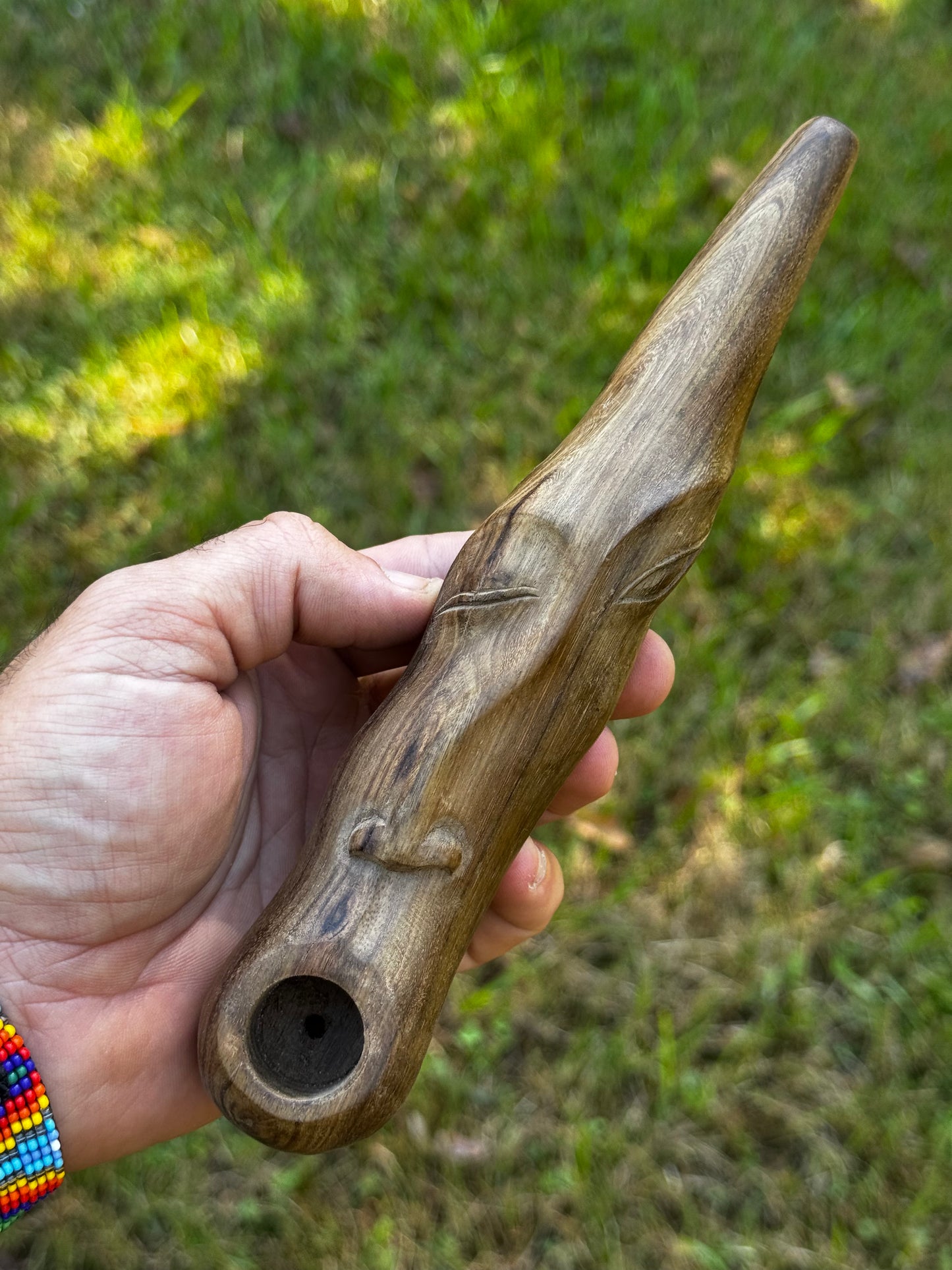 Pipa de tabaco con cara de espíritu ancestral