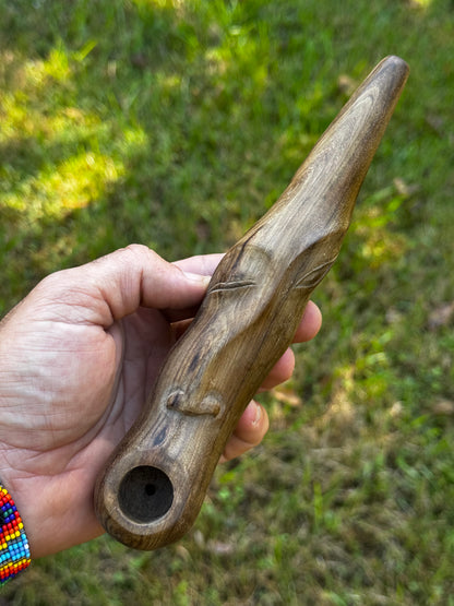 Pipa de tabaco con cara de espíritu ancestral